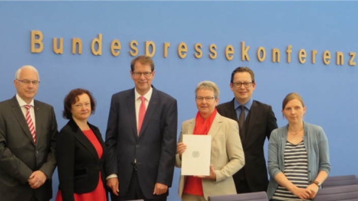 Jubiläum: Gero Storjohann übergibt zum zehnten Mal Tätigkeitsbericht des Petitionsausschusses an Bundestagspräsident Norbert Lammert